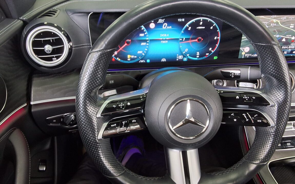 MERCEDES-BENZ E-CLASS (5TH GEN) E220d 4MATIC AMG LINE 2021 - zdjęcie 17