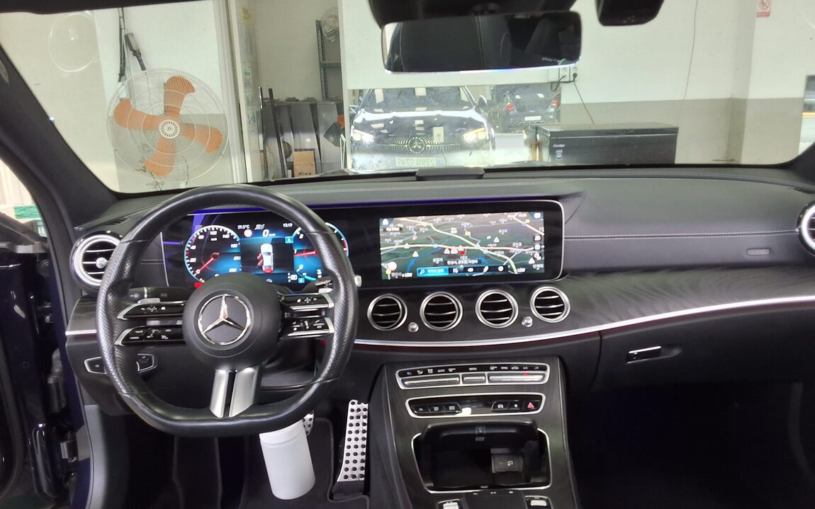 MERCEDES-BENZ E-CLASS (5TH GEN) E220d 4MATIC AMG LINE 2021 - zdjęcie 11