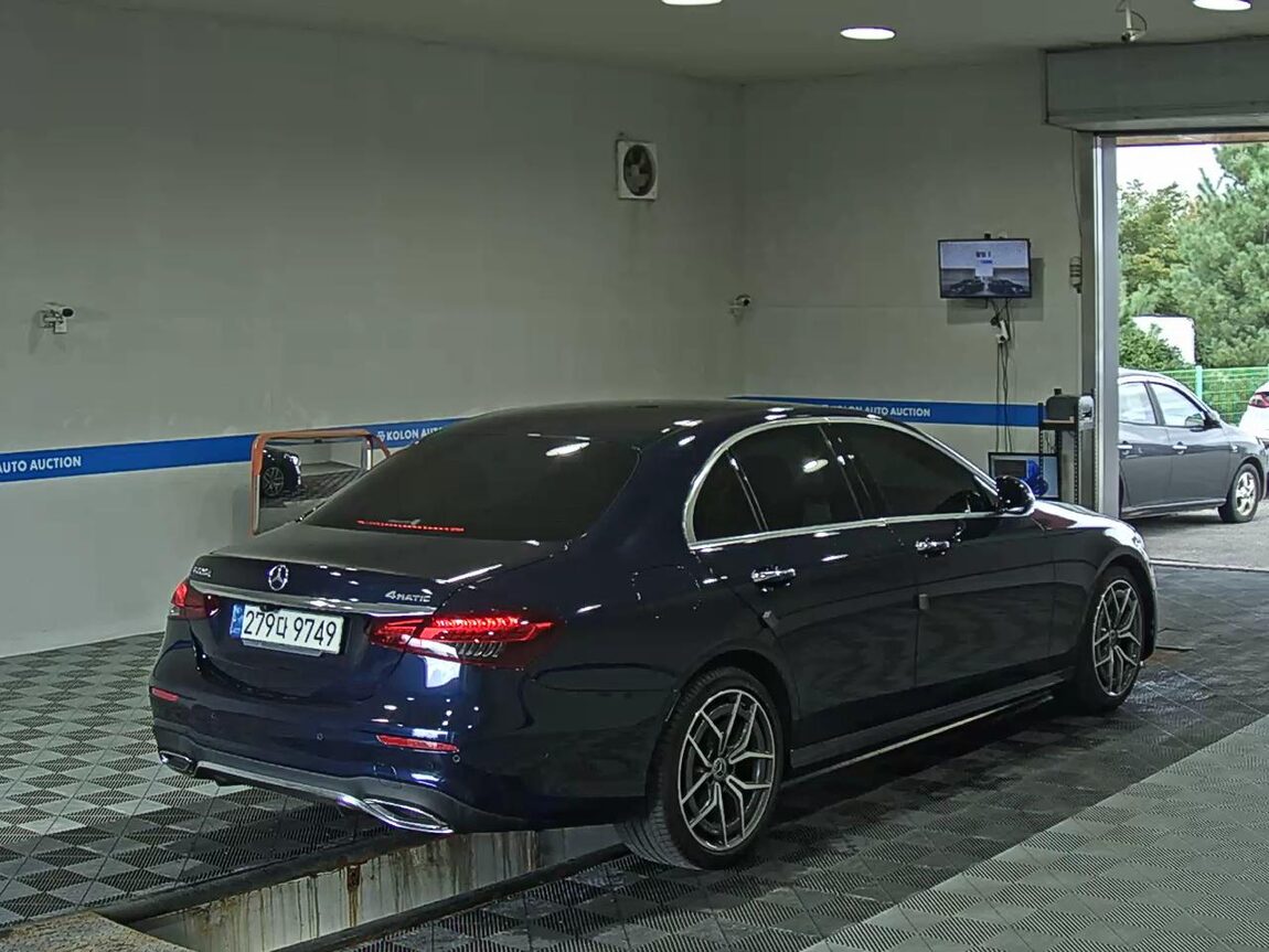 MERCEDES-BENZ E-CLASS (5TH GEN) E220d 4MATIC AMG LINE 2021 - zdjęcie 5