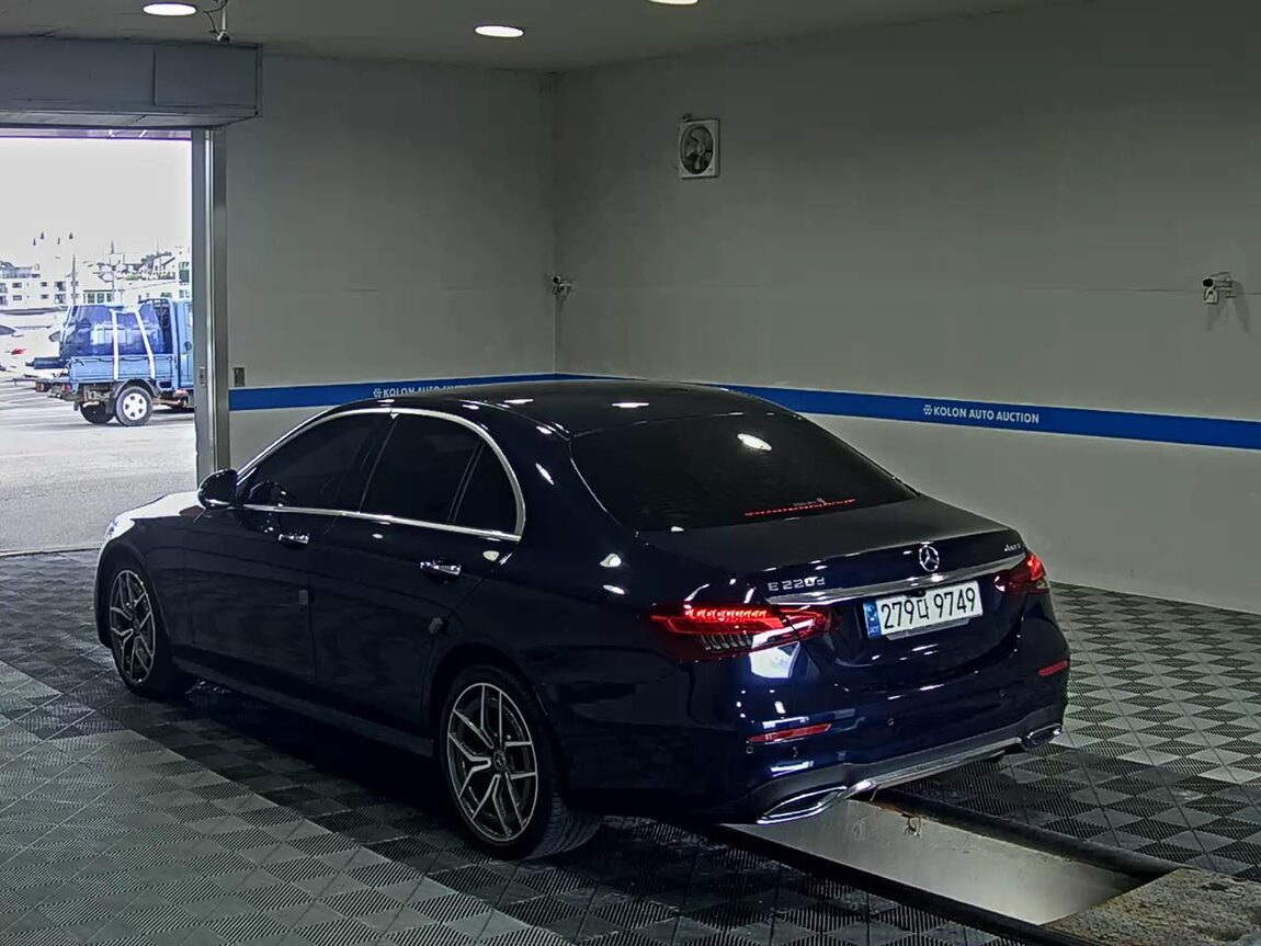 MERCEDES-BENZ E-CLASS (5TH GEN) E220d 4MATIC AMG LINE 2021 - zdjęcie 6