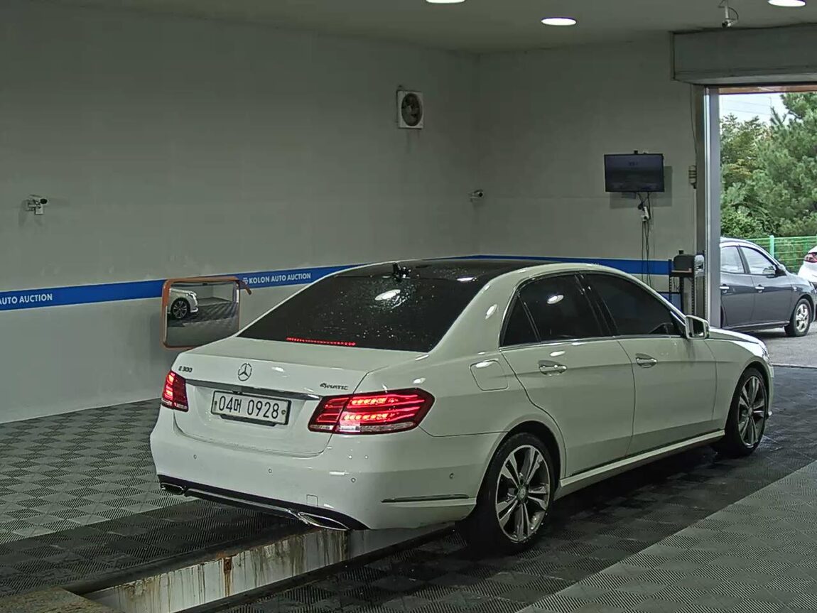 MERCEDES-BENZ E-CLASS (4TH GEN) E300 4MATIC AVANTGARDE 2016 - zdjęcie 5