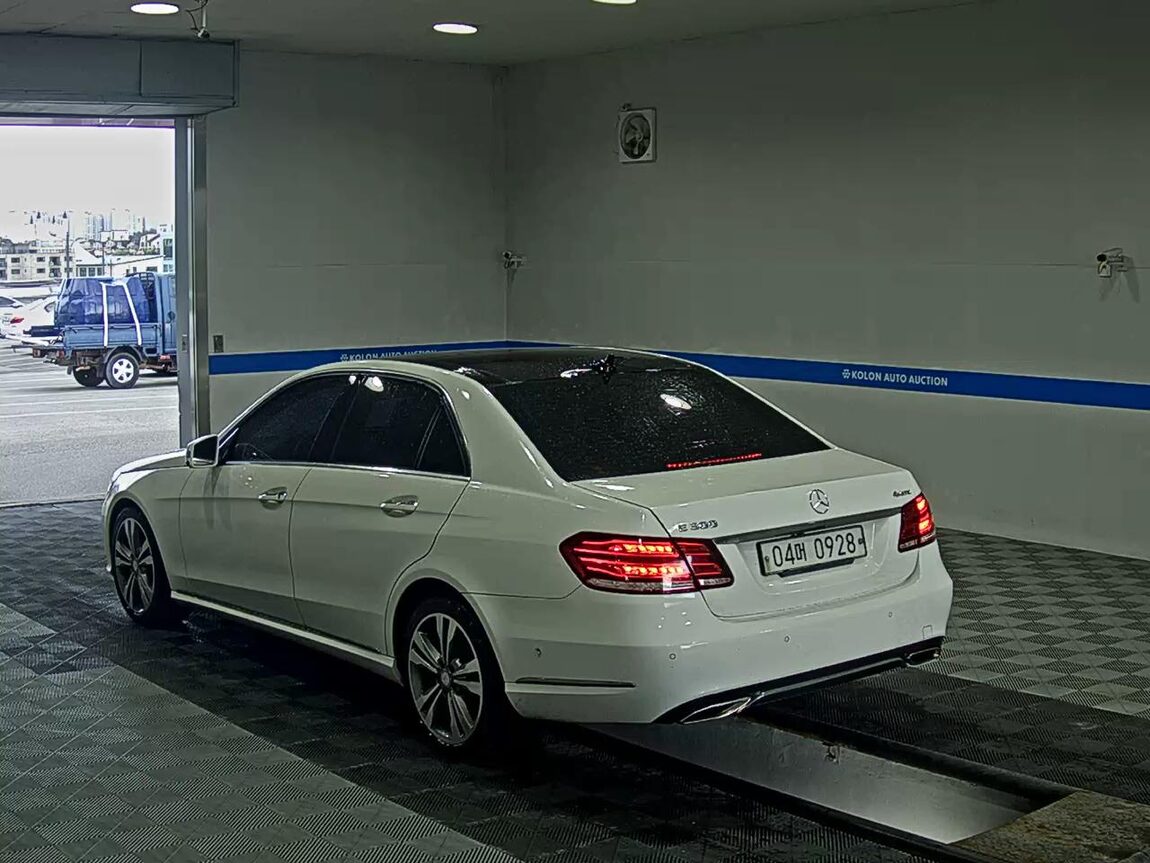 MERCEDES-BENZ E-CLASS (4TH GEN) E300 4MATIC AVANTGARDE 2016 - zdjęcie 6