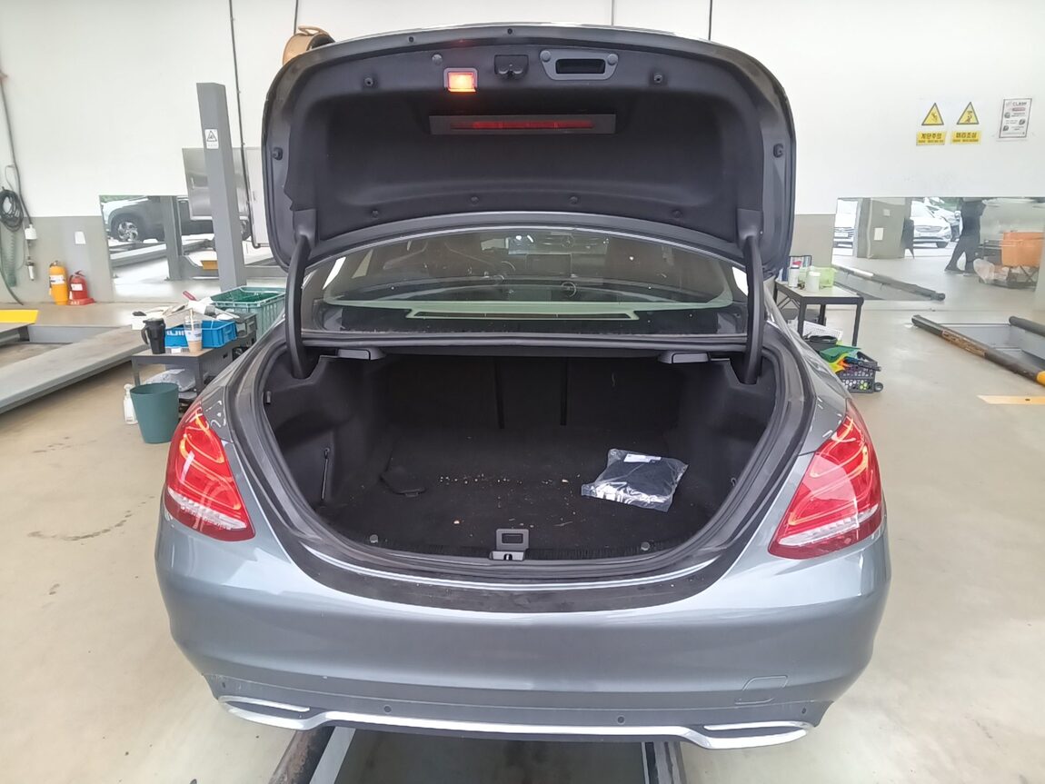 MERCEDES-BENZ C-CLASS (4TH GEN) C220 d 4MATIC 2018 - zdjęcie 15