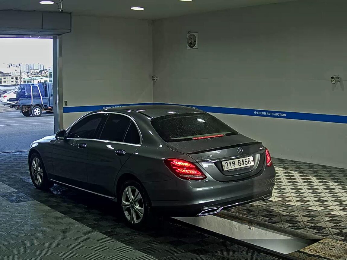 MERCEDES-BENZ C-CLASS (4TH GEN) C220 d 4MATIC 2018 - zdjęcie 6