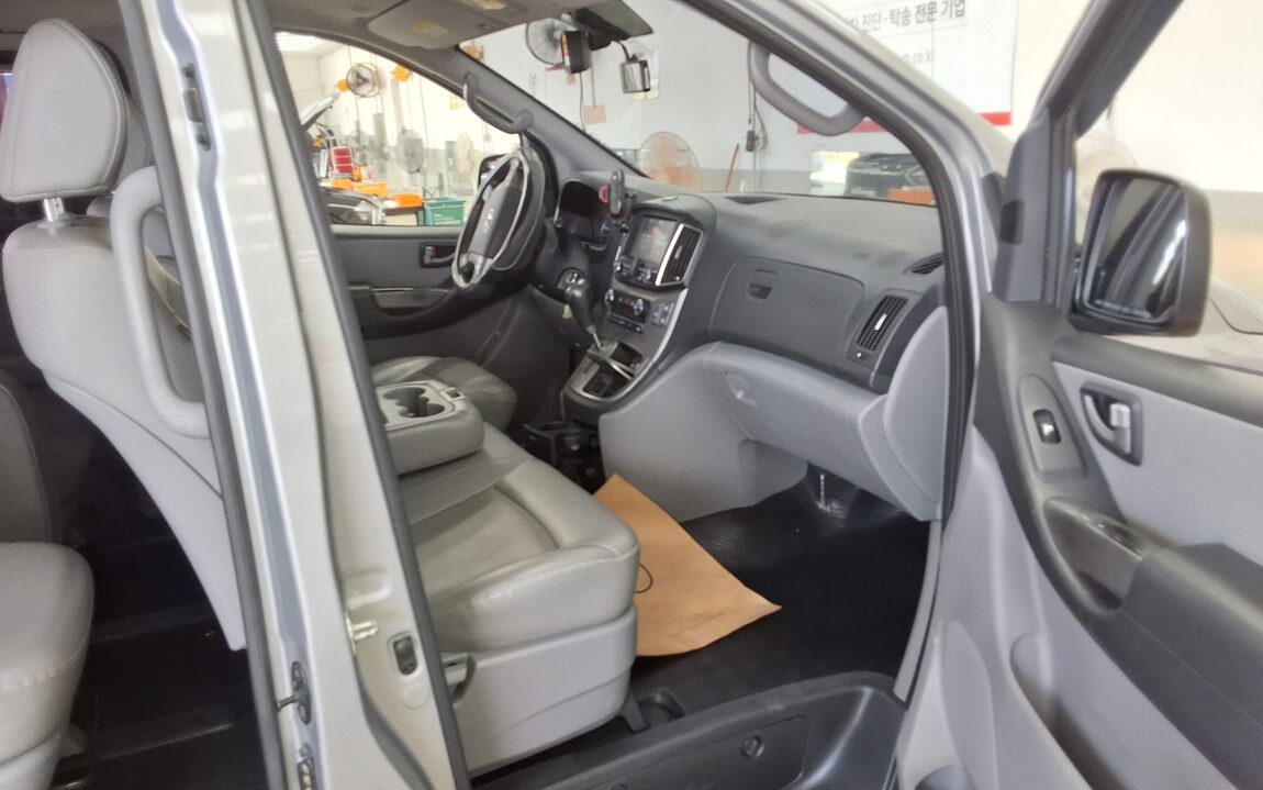 HYUNDAI GRAND STAREX 12-SEATER DIESEL MODERN SPECIAL 2018 - zdjęcie 14