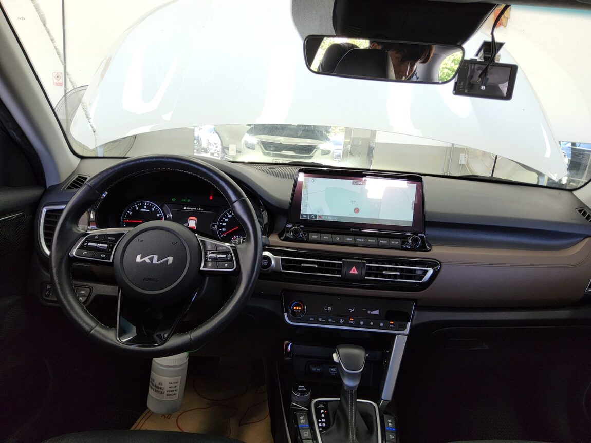 KIA SELTOS 1.6 GASOLINE 2WD SIGNATURE 2023 - zdjęcie 11