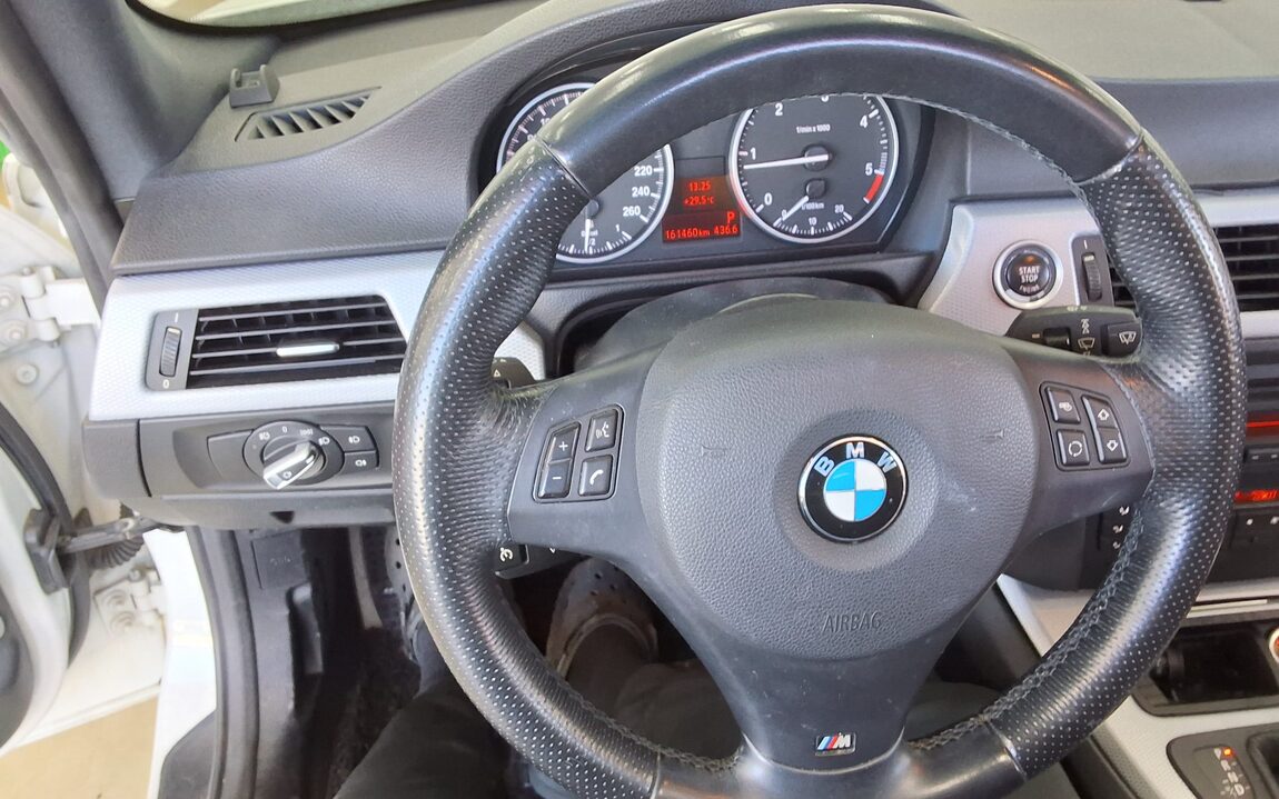 BMW 3 SERIES (5TH GEN) 320d M SPORT 2011 - zdjęcie 17