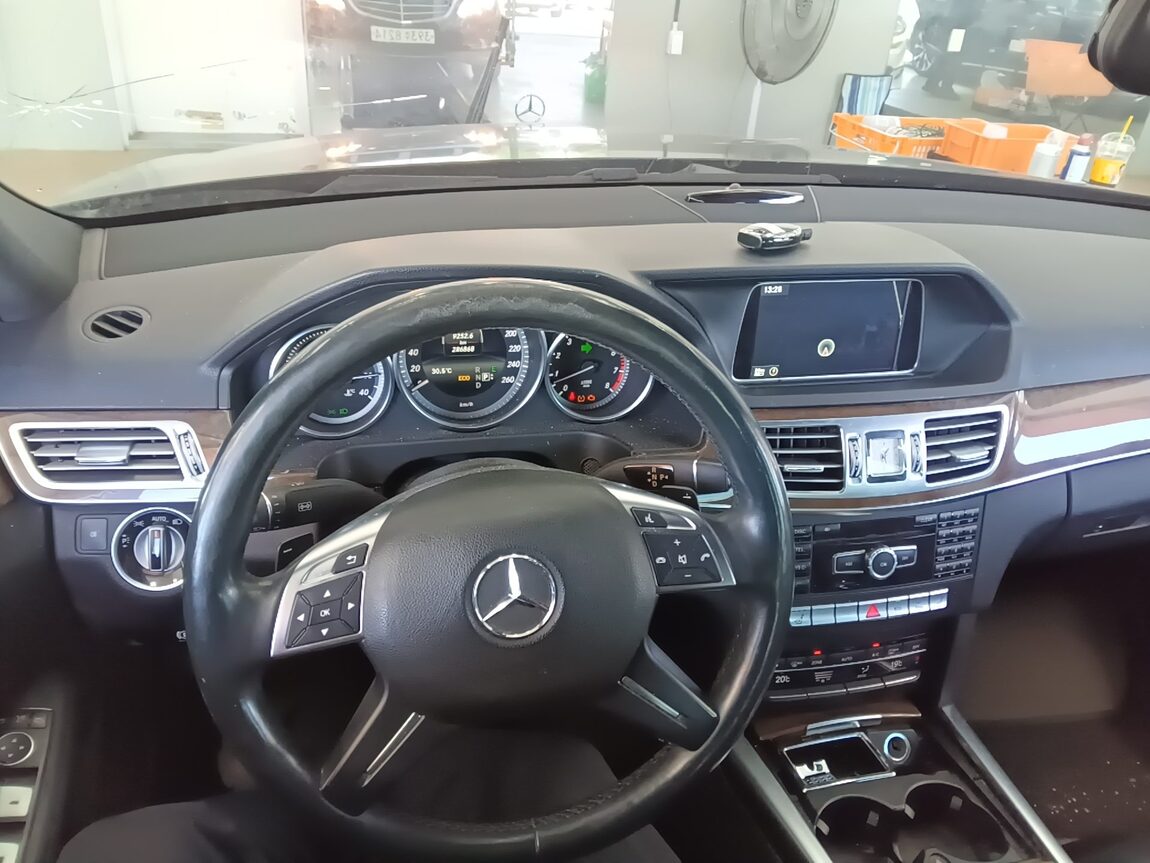 MERCEDES-BENZ E-CLASS (4TH GEN) E300 ELEGANCE 2014 - zdjęcie 17
