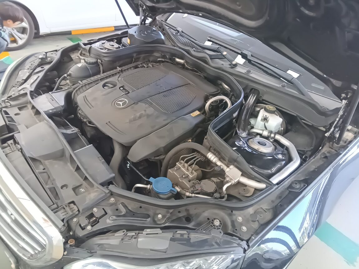 MERCEDES-BENZ E-CLASS (4TH GEN) E300 ELEGANCE 2014 - zdjęcie 19