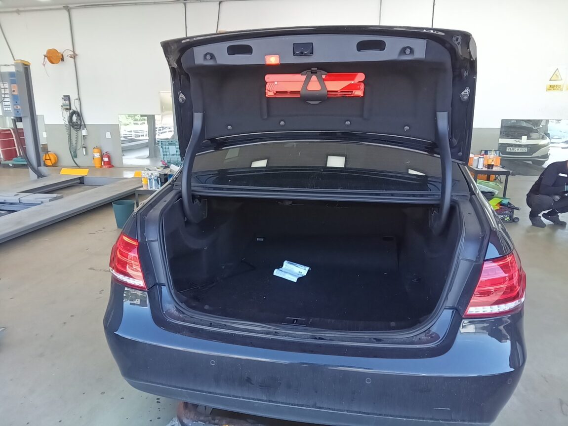 MERCEDES-BENZ E-CLASS (4TH GEN) E300 ELEGANCE 2014 - zdjęcie 15