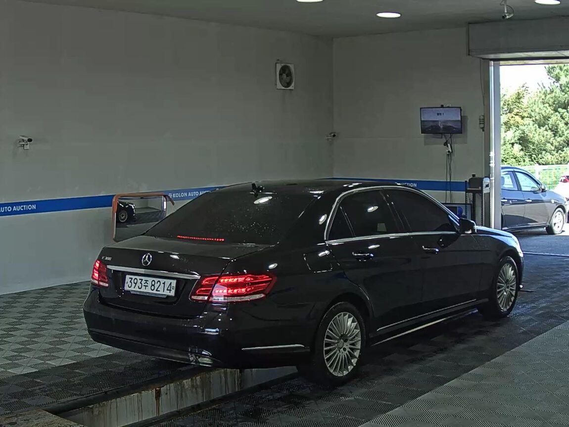 MERCEDES-BENZ E-CLASS (4TH GEN) E300 ELEGANCE 2014 - zdjęcie 5