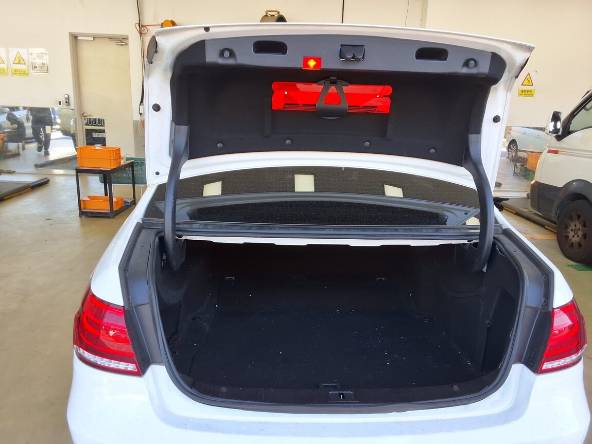 MERCEDES-BENZ E-CLASS (4TH GEN) E220 CDI AVANTGARDE 2014 - zdjęcie 15