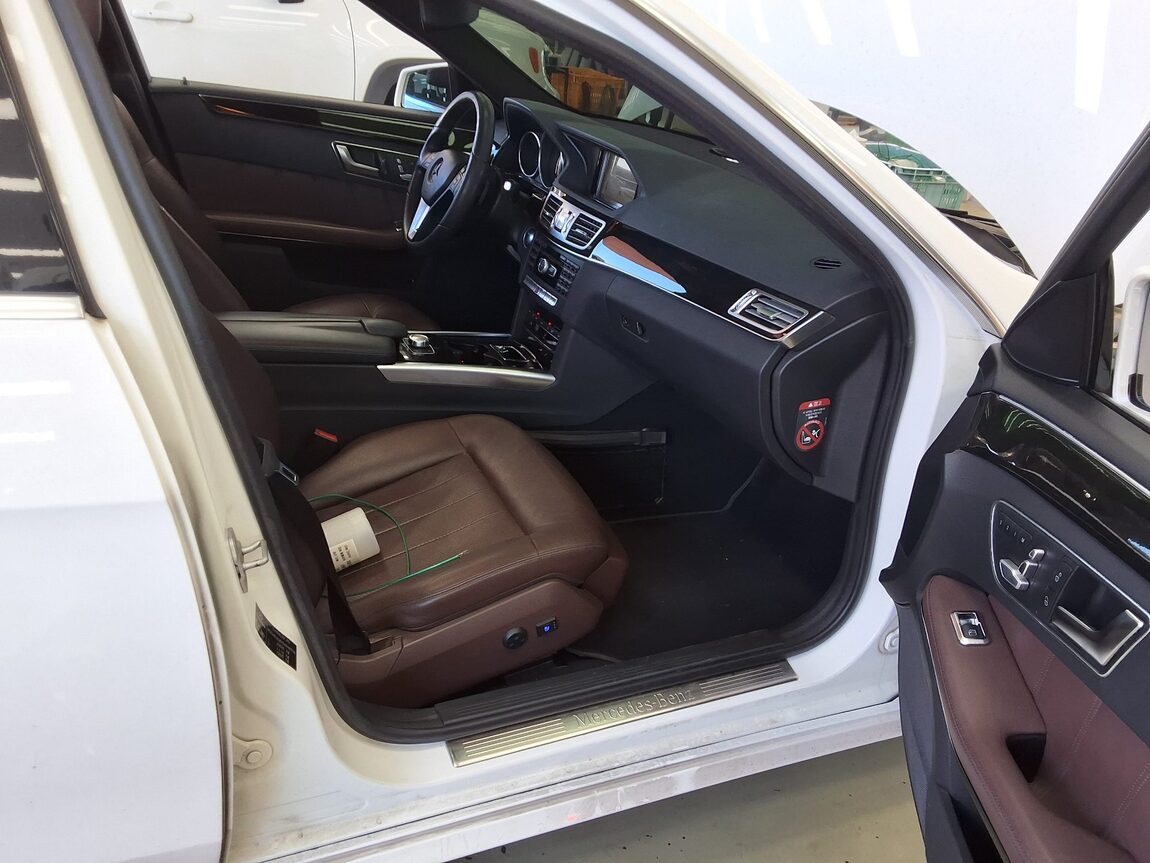 MERCEDES-BENZ E-CLASS (4TH GEN) E220 CDI AVANTGARDE 2014 - zdjęcie 14