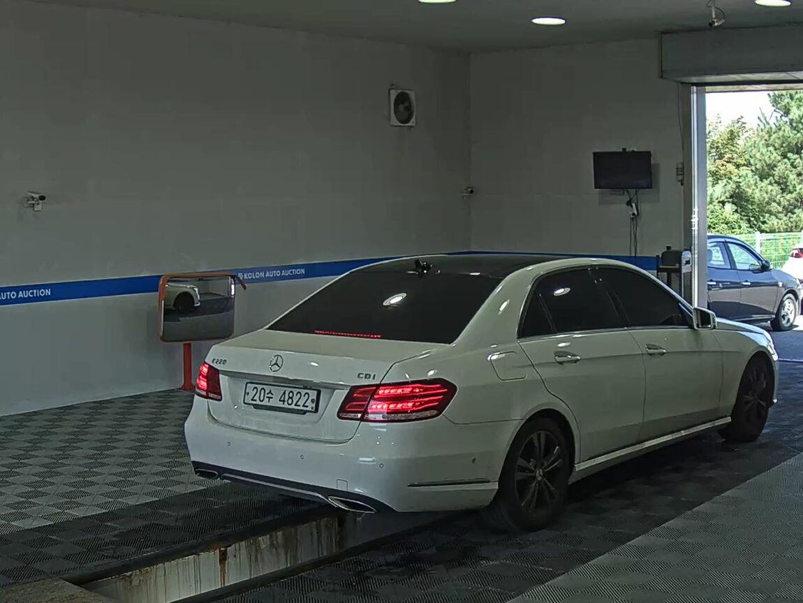 MERCEDES-BENZ E-CLASS (4TH GEN) E220 CDI AVANTGARDE 2014 - zdjęcie 5