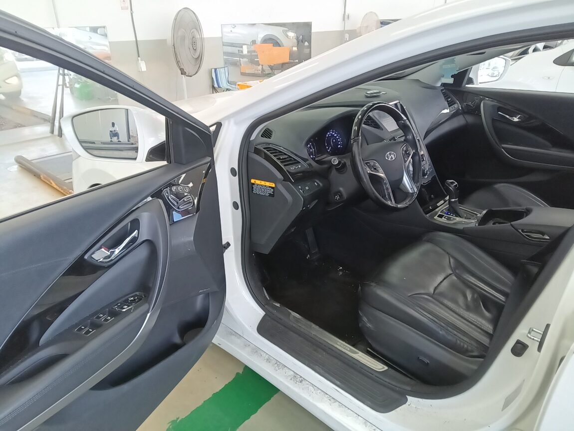 HYUNDAI GRANDEUR HG HG 240 MODERN 2014 - zdjęcie 10