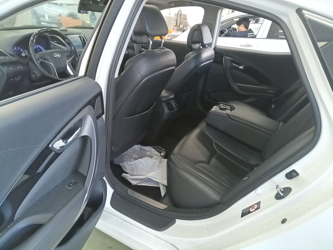 HYUNDAI GRANDEUR HG HG 240 MODERN 2014 - zdjęcie 12
