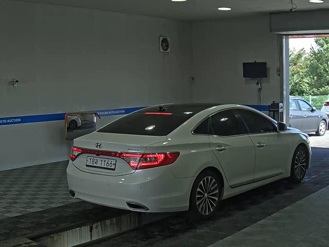 HYUNDAI GRANDEUR HG HG 240 MODERN 2014 - zdjęcie 5