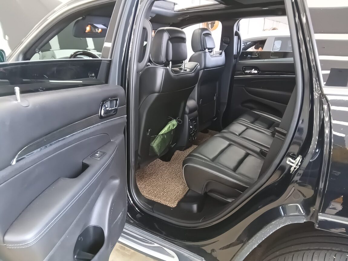 JEEP GRAND CHEROKEE (WK2) 3.6 V6 OVERLAND 2019 - zdjęcie 12