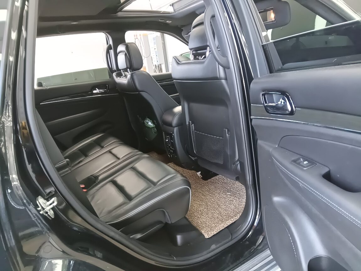 JEEP GRAND CHEROKEE (WK2) 3.6 V6 OVERLAND 2019 - zdjęcie 13