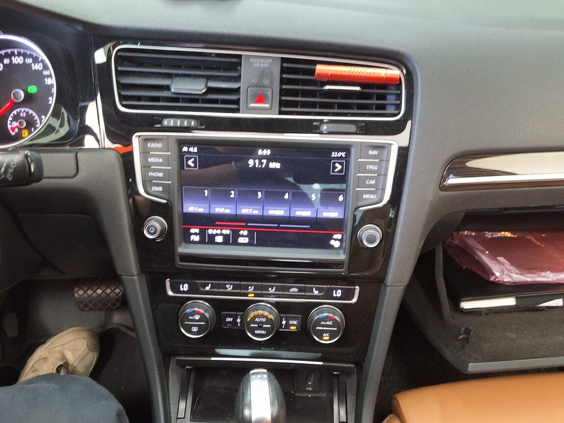 VOLKSWAGEN GOLF (7TH GEN) 2.0 TDI 40TH ANNIVERSARY EDITION 2015 - zdjęcie 24
