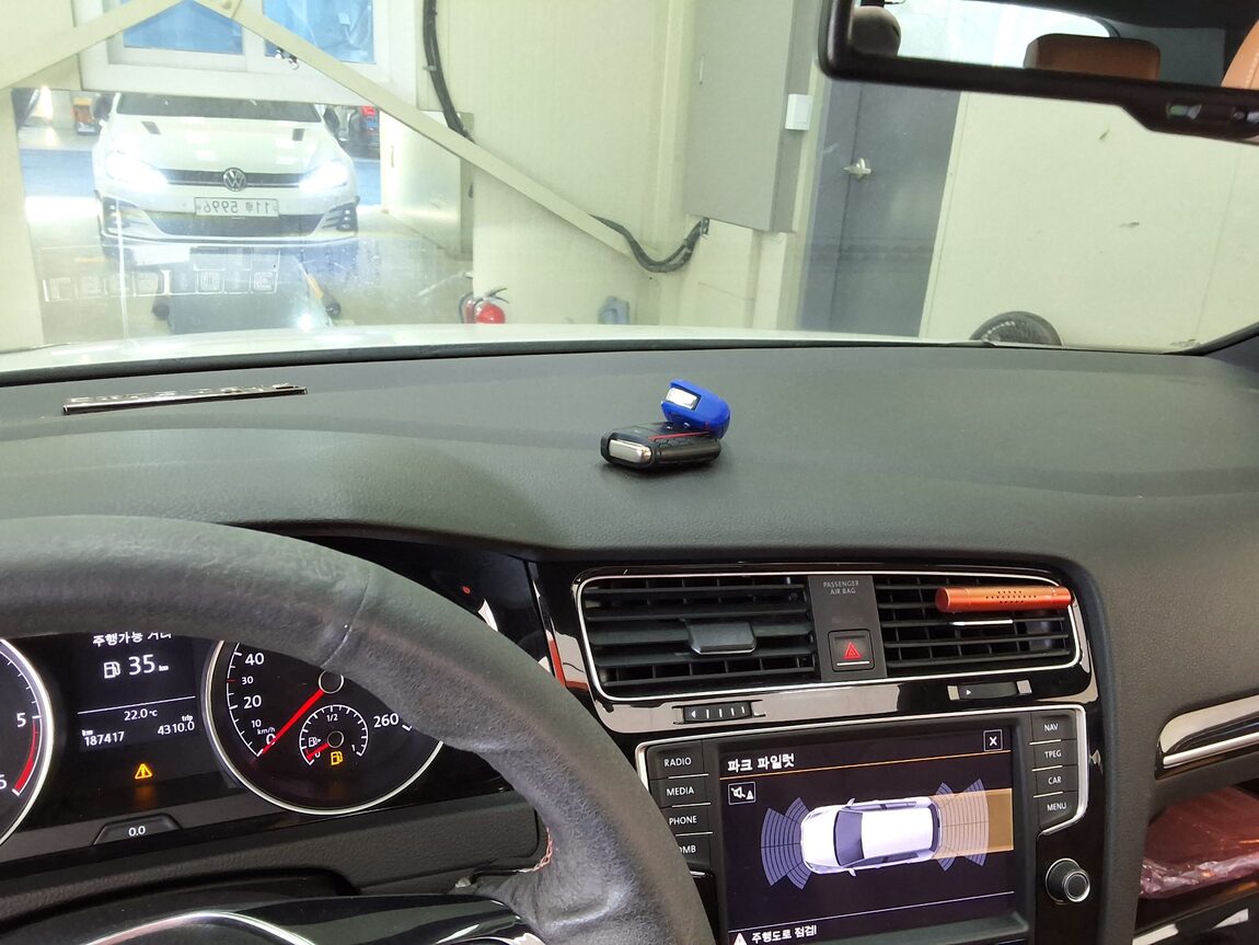 VOLKSWAGEN GOLF (7TH GEN) 2.0 TDI 40TH ANNIVERSARY EDITION 2015 - zdjęcie 25