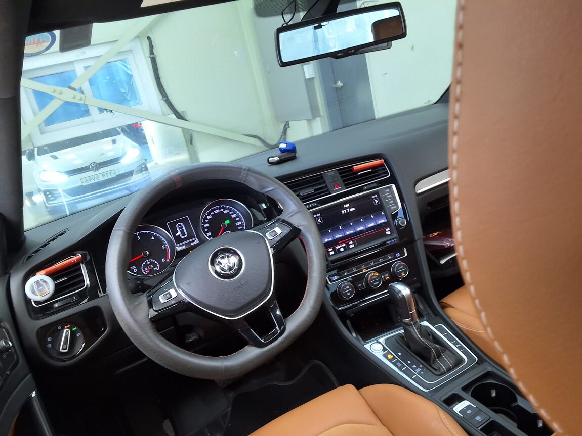 VOLKSWAGEN GOLF (7TH GEN) 2.0 TDI 40TH ANNIVERSARY EDITION 2015 - zdjęcie 12