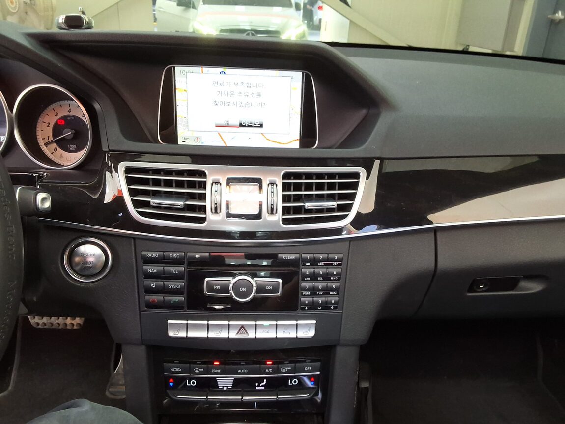 MERCEDES-BENZ E-CLASS (4TH GEN) E300 4MATIC AVANTGARDE 2014 - zdjęcie 24