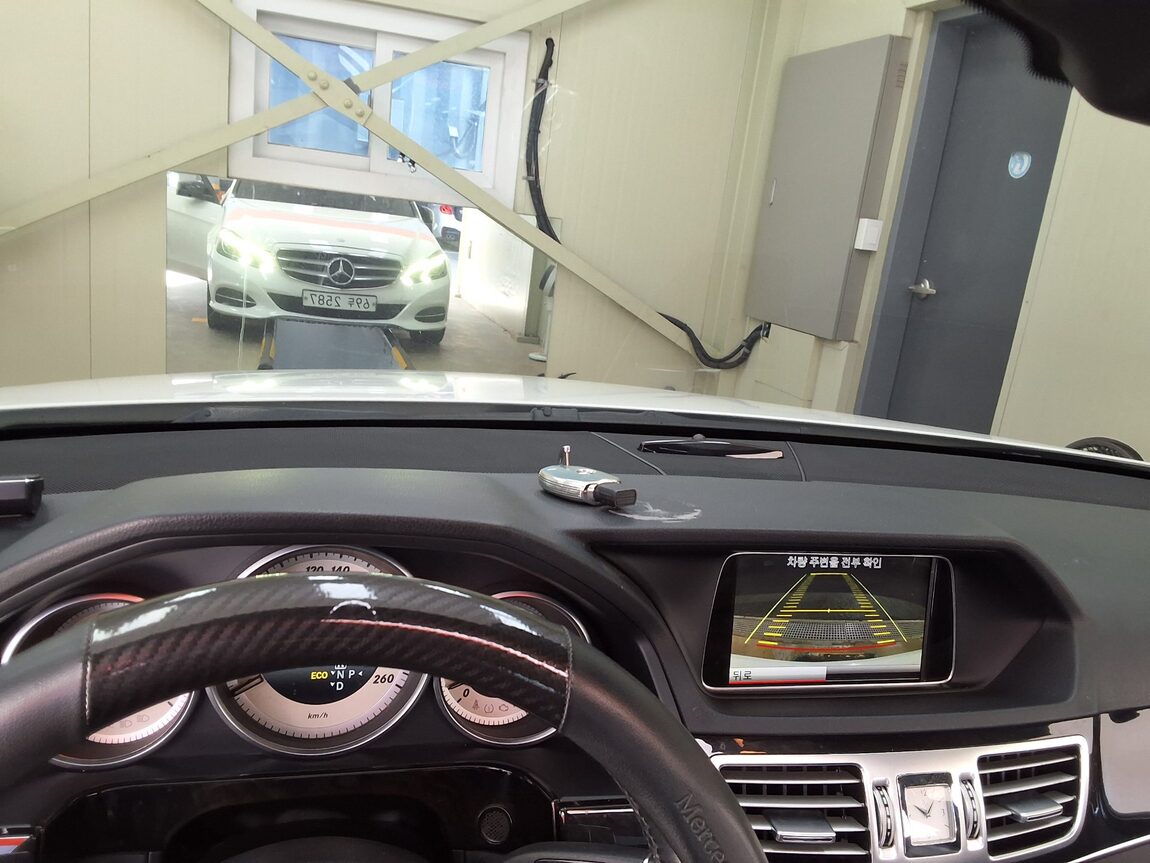 MERCEDES-BENZ E-CLASS (4TH GEN) E300 4MATIC AVANTGARDE 2014 - zdjęcie 25