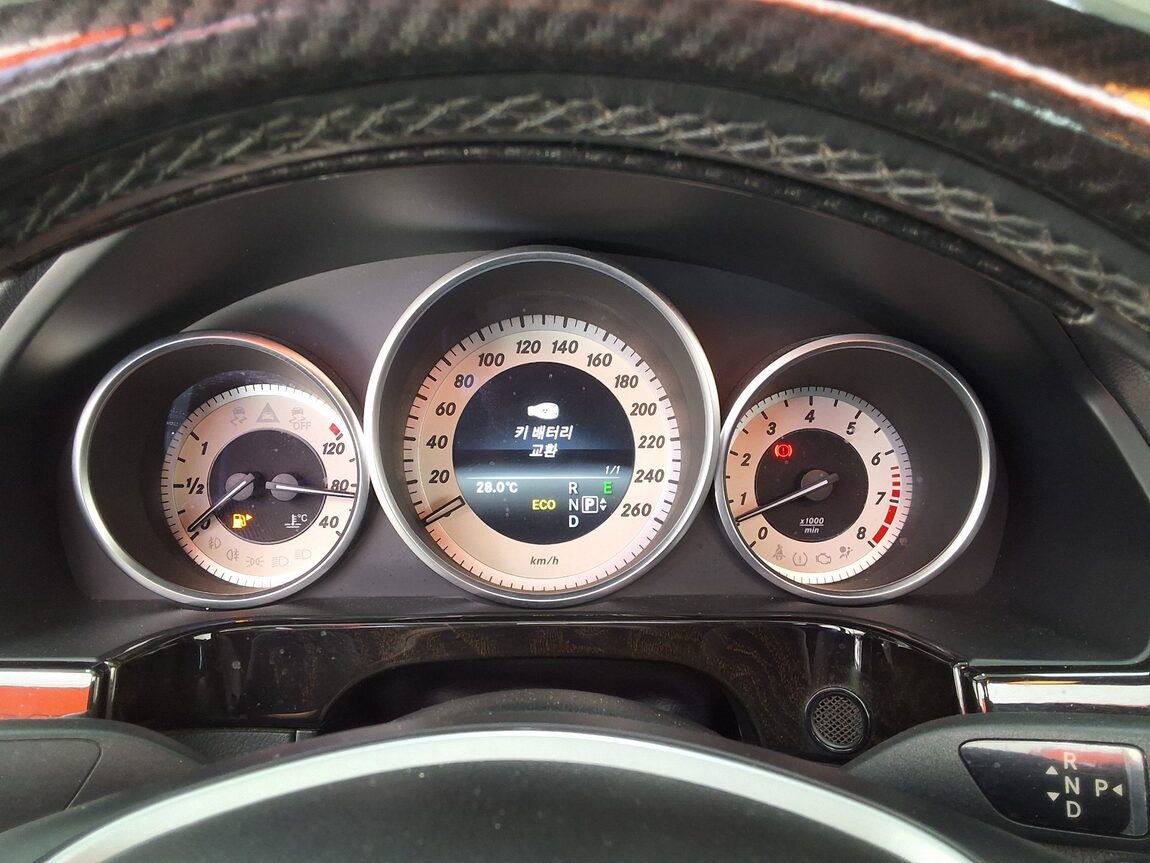 MERCEDES-BENZ E-CLASS (4TH GEN) E300 4MATIC AVANTGARDE 2014 - zdjęcie 26