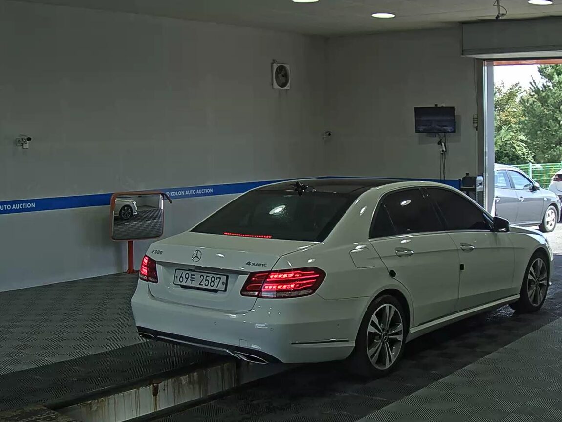 MERCEDES-BENZ E-CLASS (4TH GEN) E300 4MATIC AVANTGARDE 2014 - zdjęcie 5