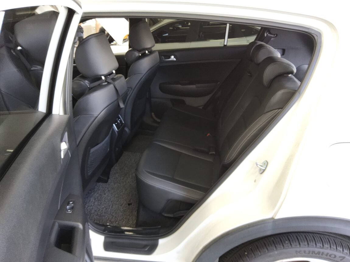 KIA SPORTAGE THE BOLD 2.0 GASOLINE PRESTIGE 2020 - zdjęcie 12