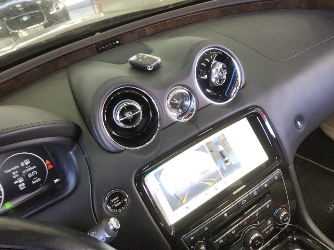 JAGUAR XJ (8TH GEN) 3.0D LWB 50TH ANNIVERSARY SPECIAL EDITION 2019 - zdjęcie 17