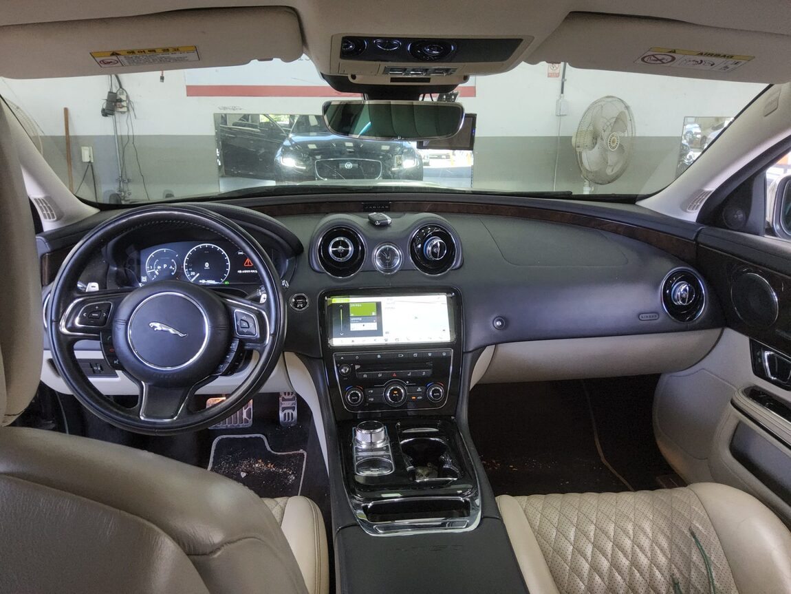 JAGUAR XJ (8TH GEN) 3.0D LWB 50TH ANNIVERSARY SPECIAL EDITION 2019 - zdjęcie 11