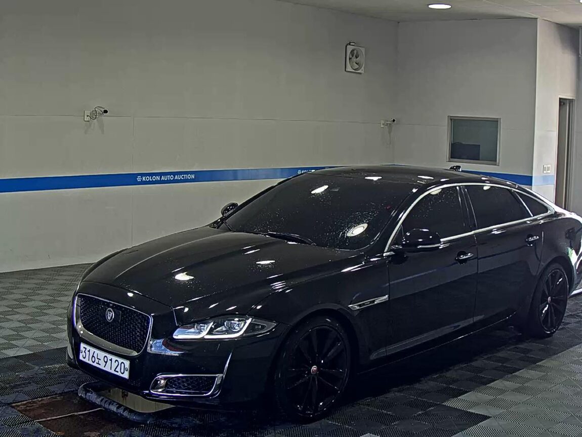 JAGUAR XJ (8TH GEN) 3.0D LWB 50TH ANNIVERSARY SPECIAL EDITION 2019 - zdjęcie 2