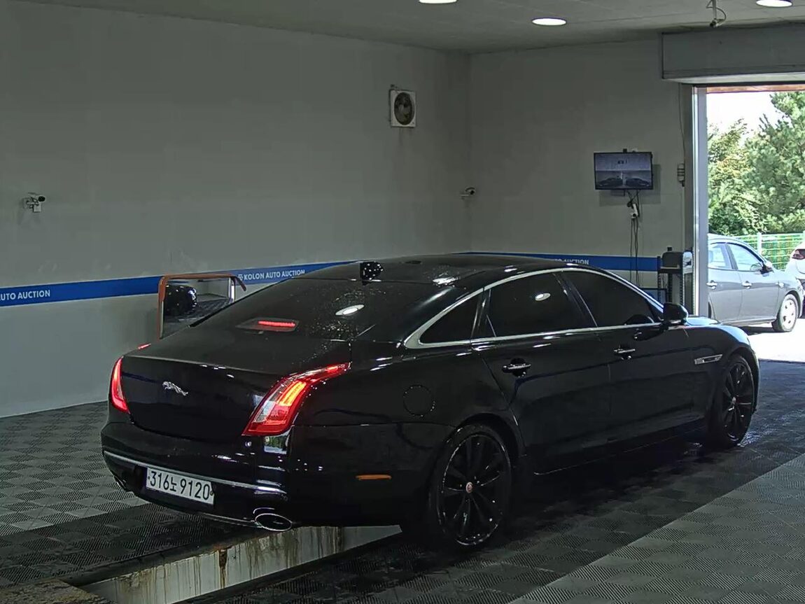 JAGUAR XJ (8TH GEN) 3.0D LWB 50TH ANNIVERSARY SPECIAL EDITION 2019 - zdjęcie 5