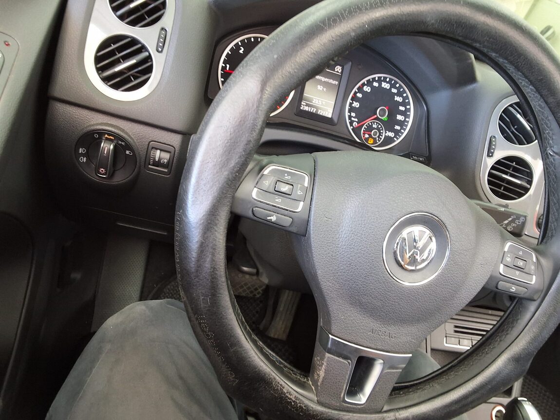 VOLKSWAGEN TIGUAN 2.0 TDI BLUEMOTION PREMIUM 2016 - zdjęcie 23