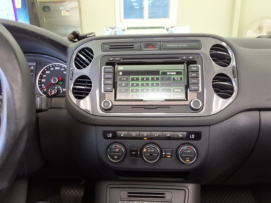 VOLKSWAGEN TIGUAN 2.0 TDI BLUEMOTION PREMIUM 2016 - zdjęcie 24