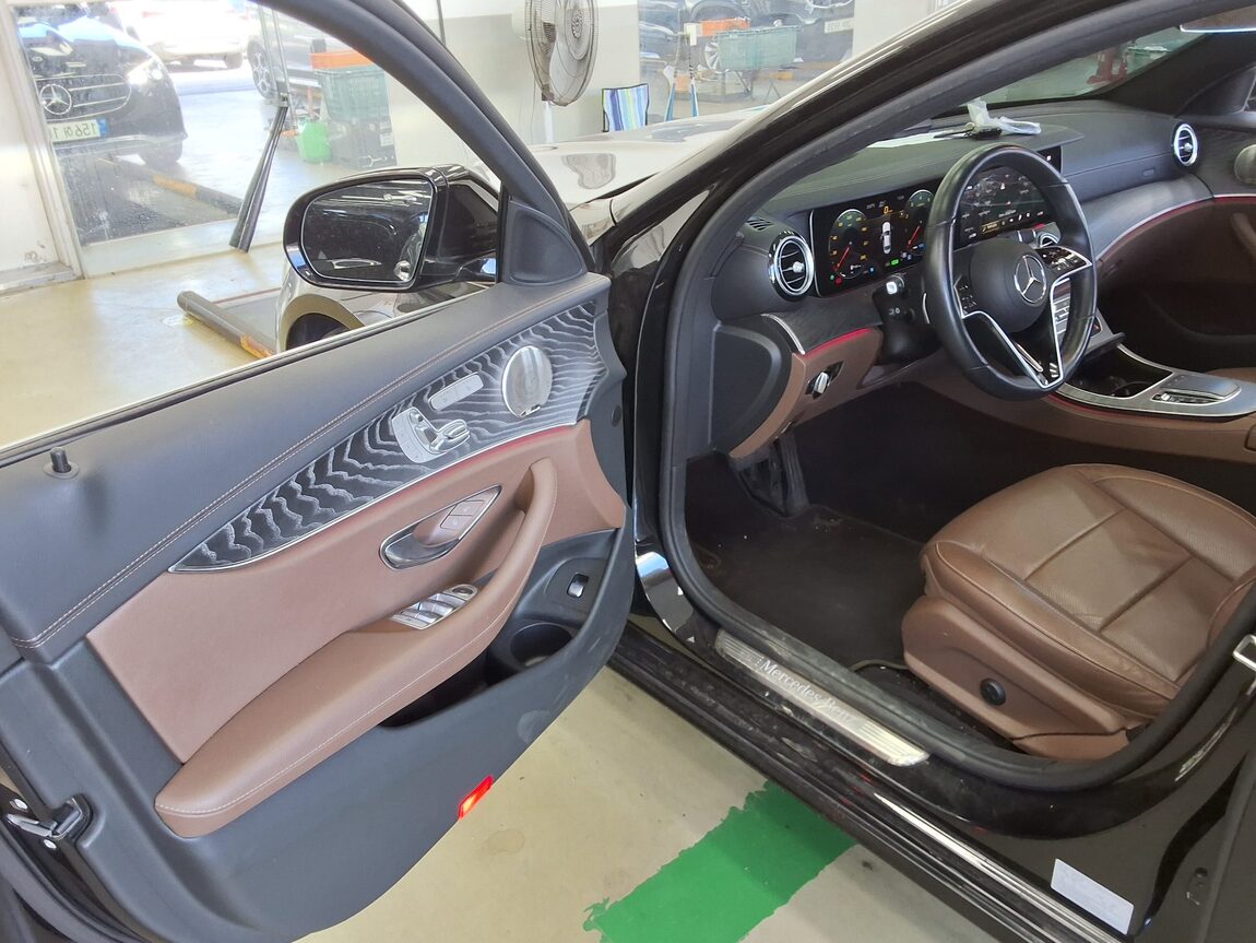 MERCEDES-BENZ E-CLASS (5TH GEN) E350 4MATIC AVANTGARDE 2022 - zdjęcie 11