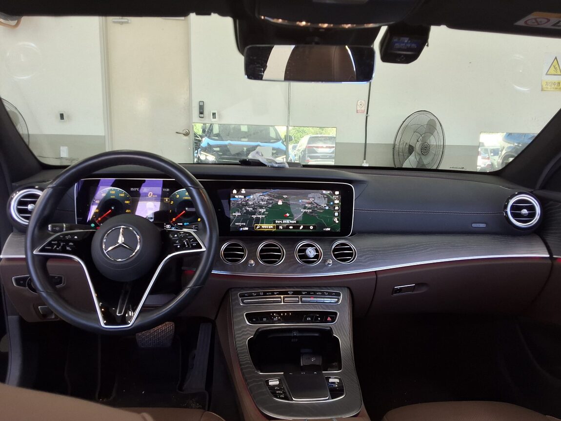 MERCEDES-BENZ E-CLASS (5TH GEN) E350 4MATIC AVANTGARDE 2022 - zdjęcie 13