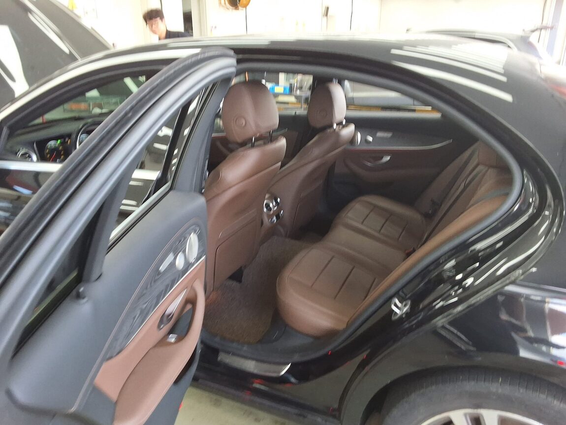 MERCEDES-BENZ E-CLASS (5TH GEN) E350 4MATIC AVANTGARDE 2022 - zdjęcie 16
