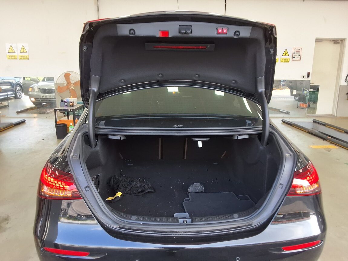 MERCEDES-BENZ E-CLASS (5TH GEN) E350 4MATIC AVANTGARDE 2022 - zdjęcie 22