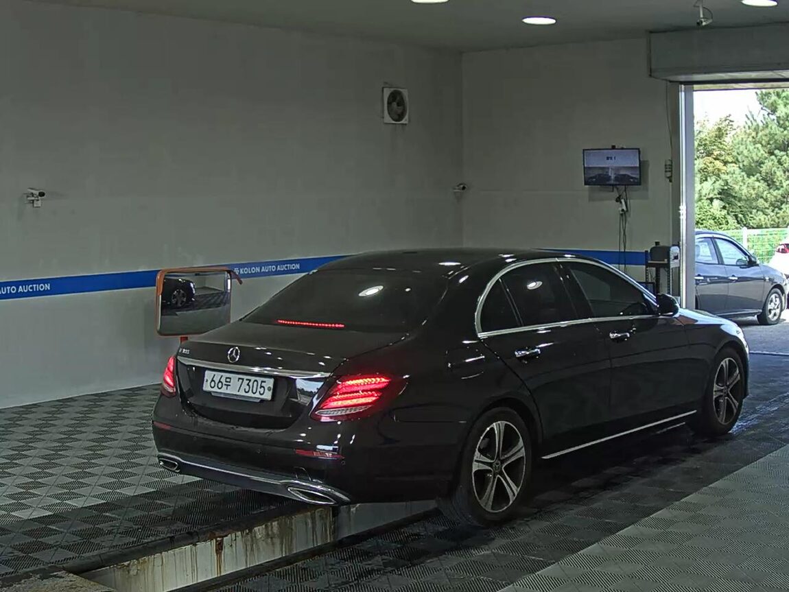 MERCEDES-BENZ E-CLASS (5TH GEN) E300 AVANTGARDE 2019 - zdjęcie 5