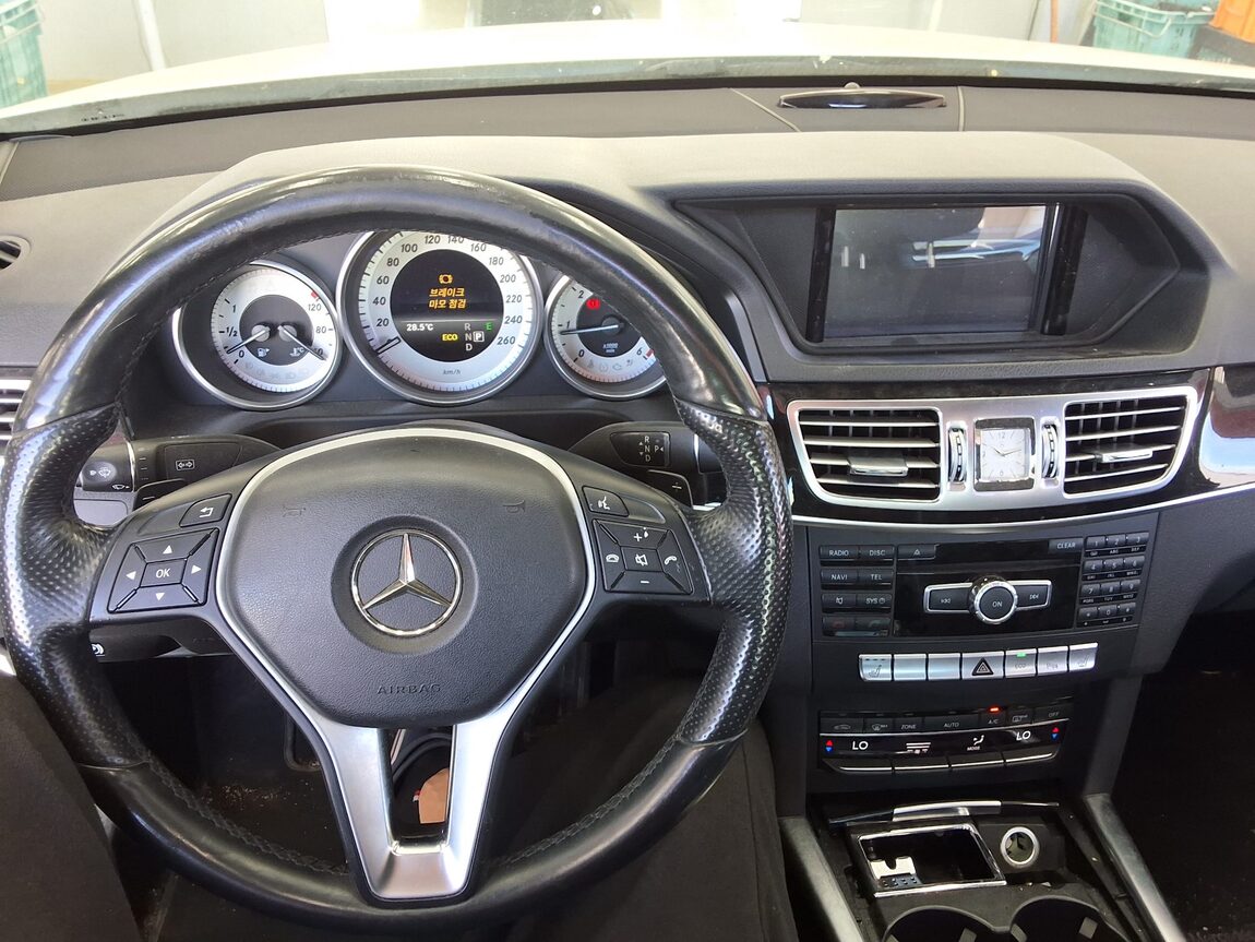 MERCEDES-BENZ E-CLASS (4TH GEN) E220 CDI BLUETEC AVANTGARDE 2015 - zdjęcie 18