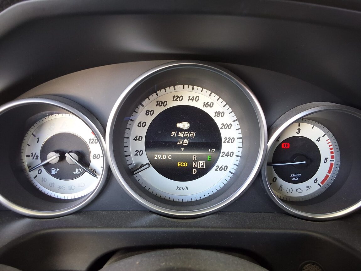 MERCEDES-BENZ E-CLASS (4TH GEN) E220 CDI BLUETEC AVANTGARDE 2015 - zdjęcie 21