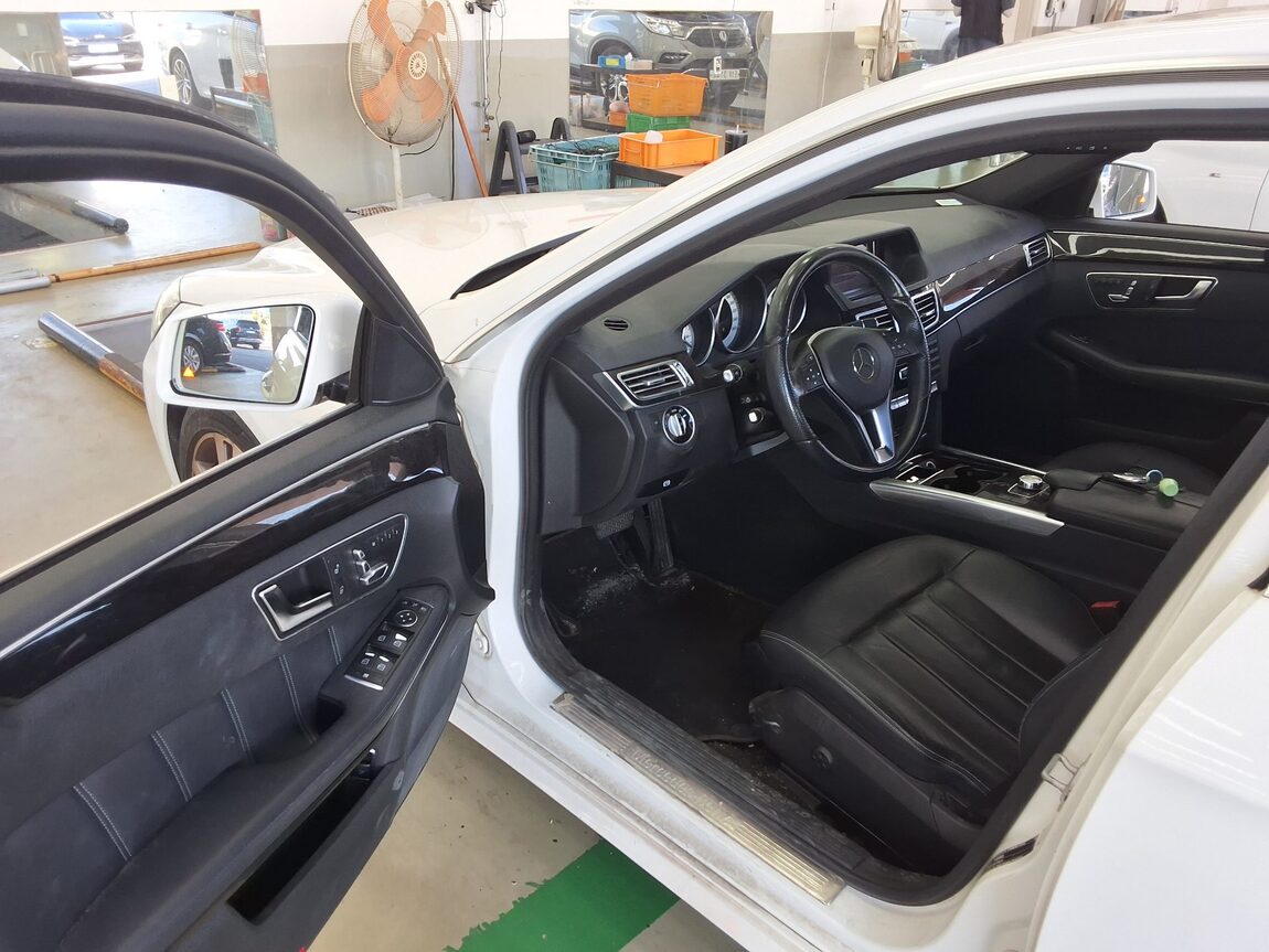 MERCEDES-BENZ E-CLASS (4TH GEN) E220 CDI BLUETEC AVANTGARDE 2015 - zdjęcie 11