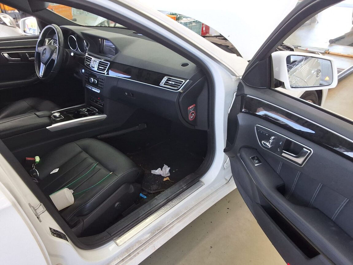 MERCEDES-BENZ E-CLASS (4TH GEN) E220 CDI BLUETEC AVANTGARDE 2015 - zdjęcie 15