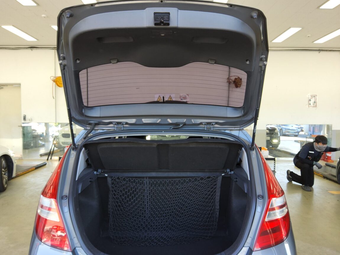 HYUNDAI i30 1.6 VVT TRENDY 2009 - zdjęcie 15