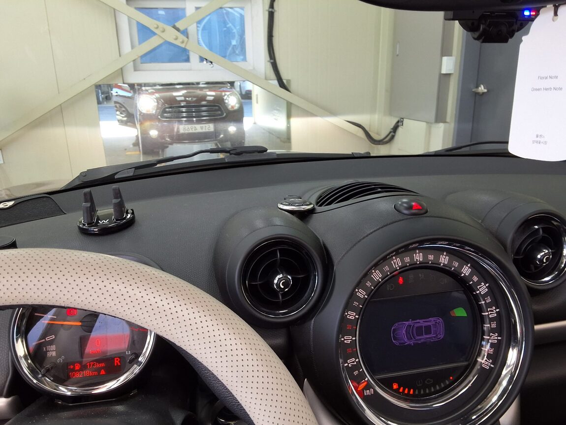 MINI COUNTRYMAN 2.0 D ALL4 2015 - zdjęcie 25