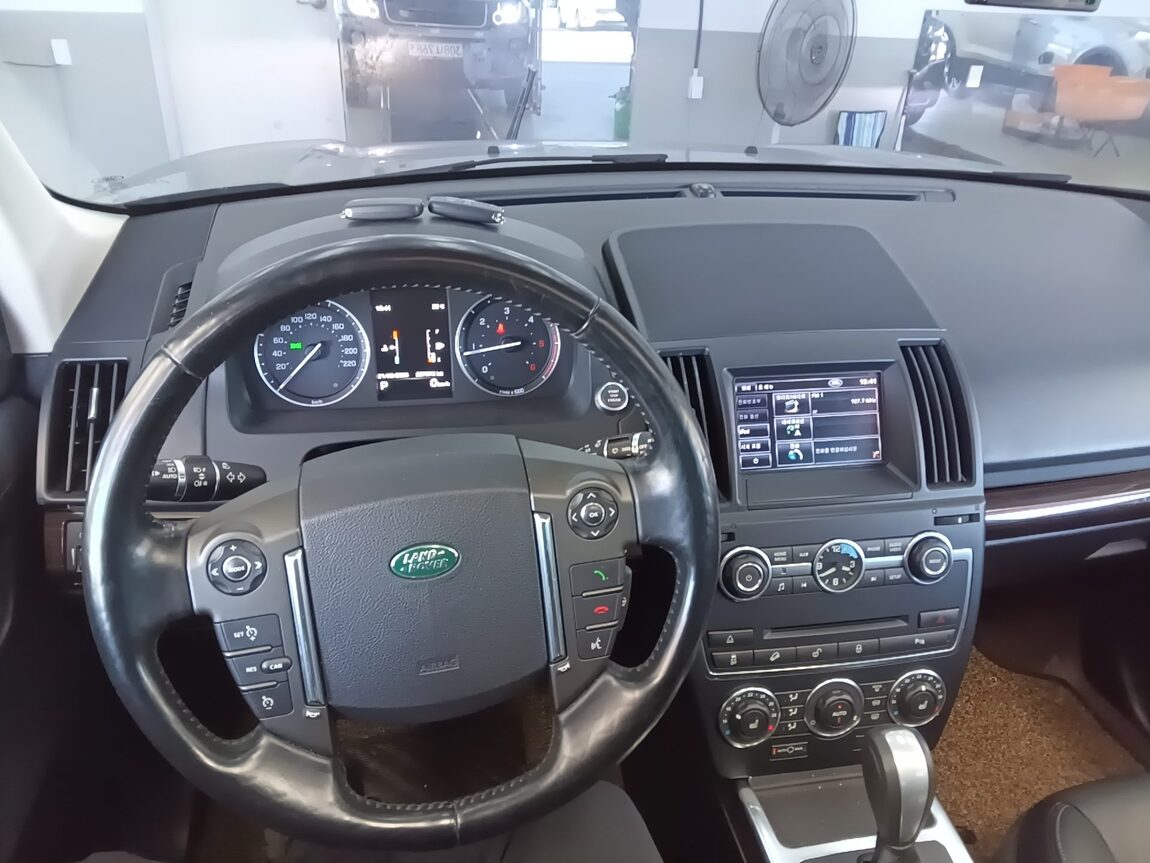 LAND ROVER FREELANDER 2 2.2 SD4 HSE 2013 - zdjęcie 17