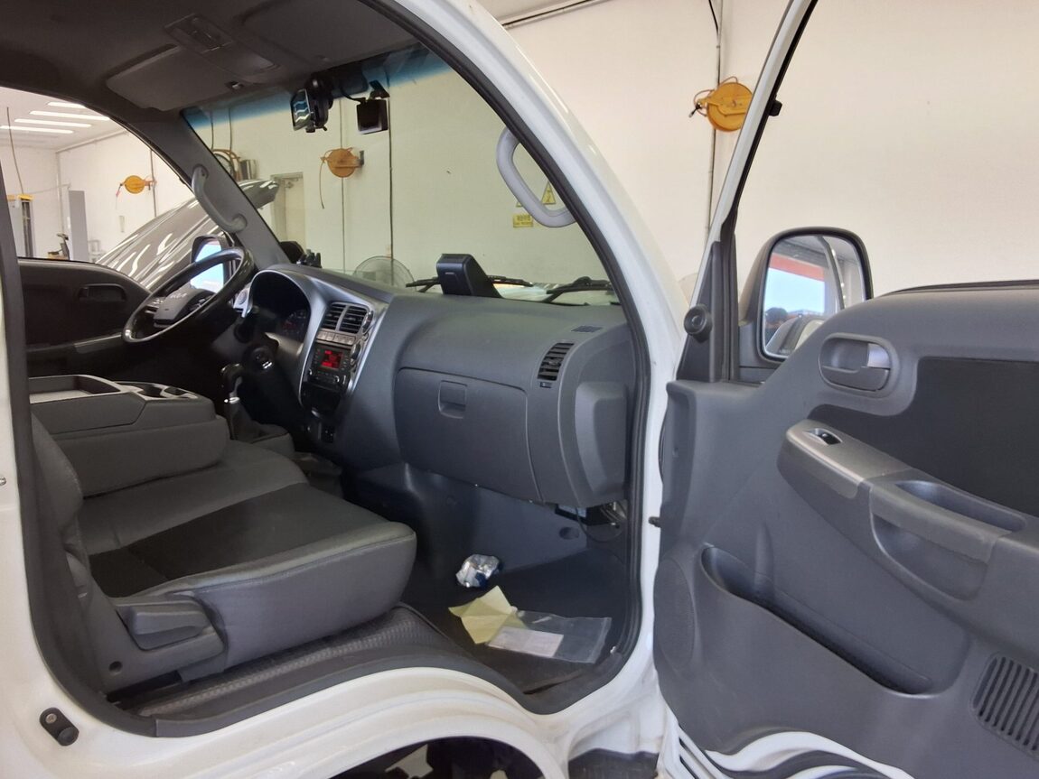 KIA THE NEW BONGO III CARGO WING BODY 1.2 TON ELECTRIC 2022 - zdjęcie 11